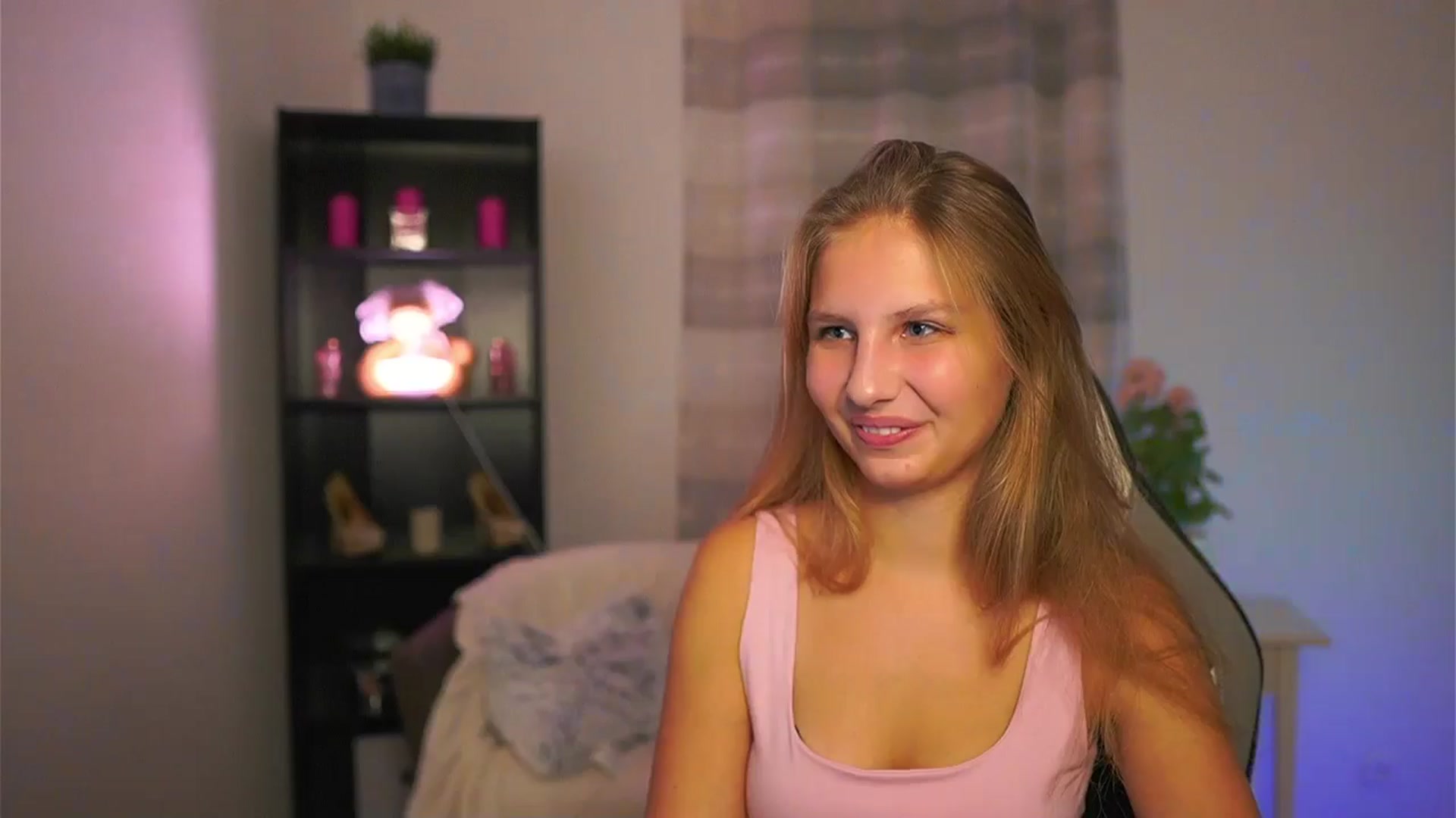 Gallery image thumbnail from Emmie_murray's myfreecams stream on, 11/15/2025, 23:30 image 2 of 20