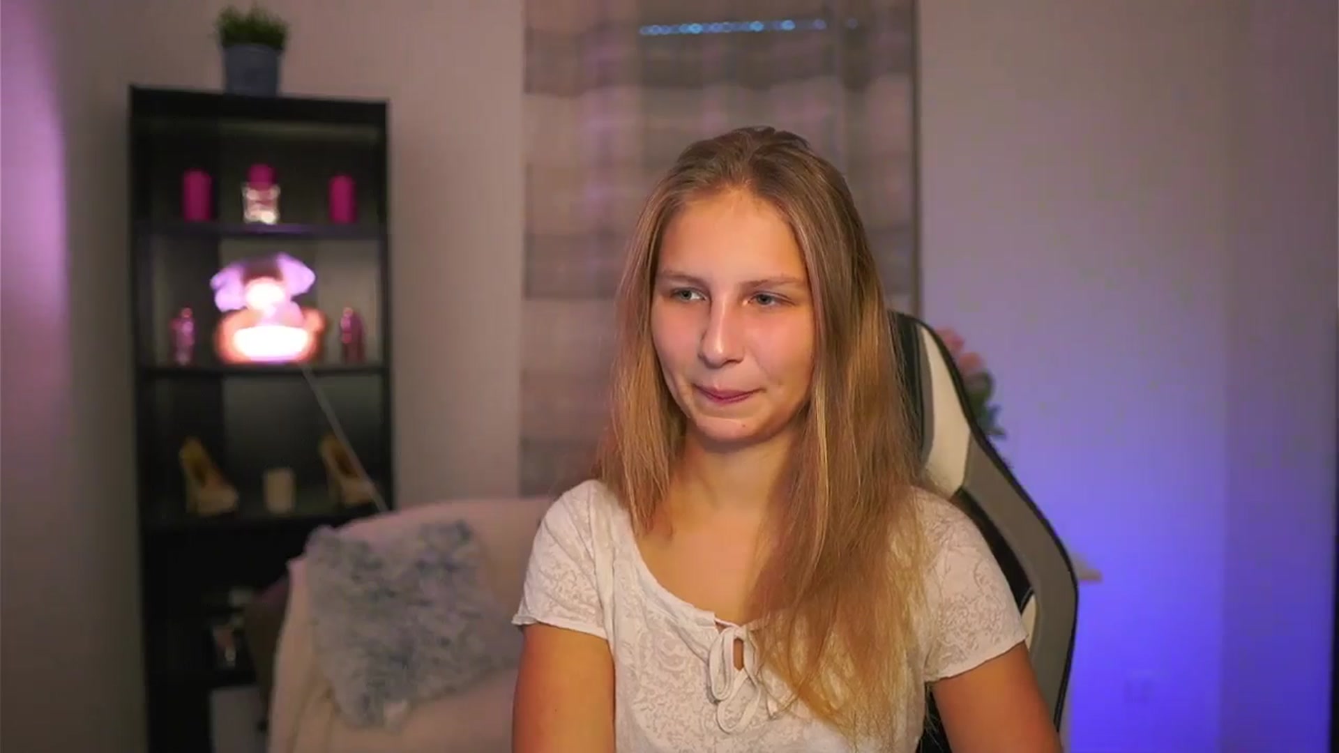 Gallery image thumbnail from Emmie_murray's myfreecams stream on, 11/16/2025, 15:10 image 3 of 20