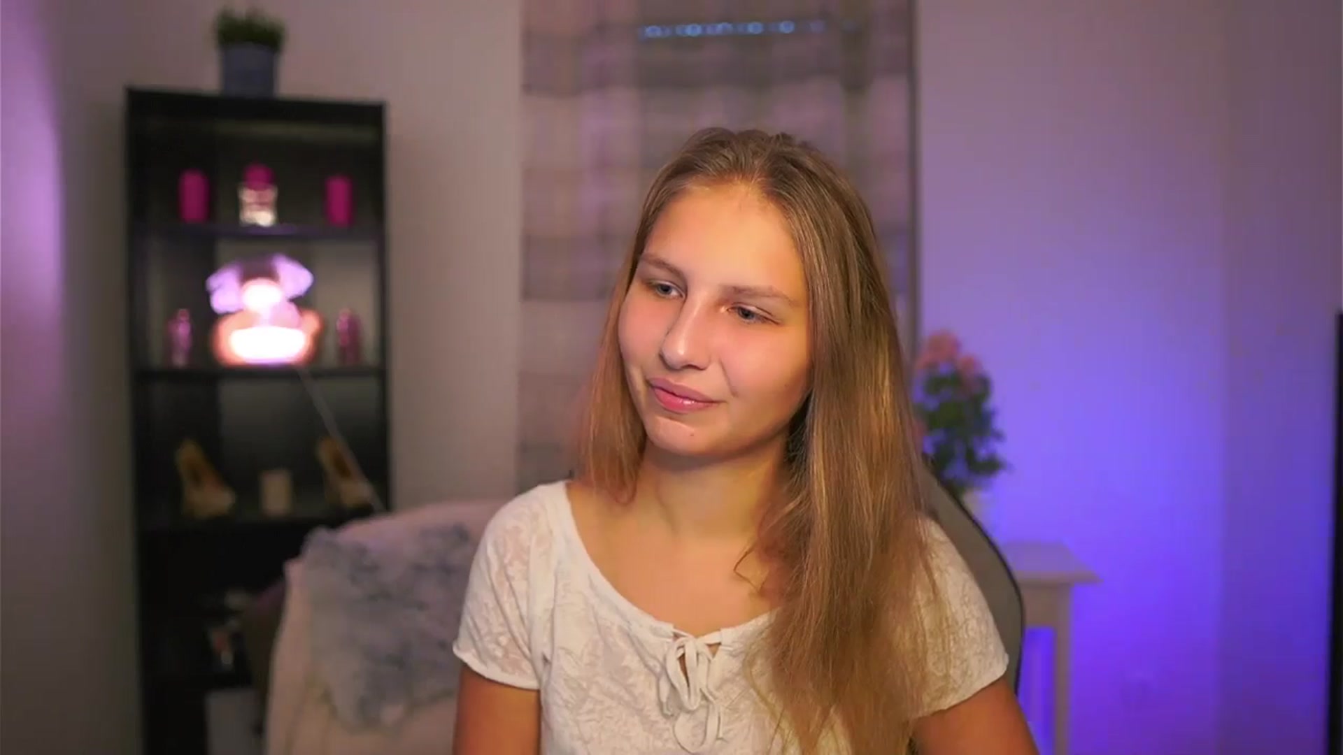 Gallery image thumbnail from Emmie_murray's myfreecams stream on, 11/16/2025, 15:10 image 5 of 20