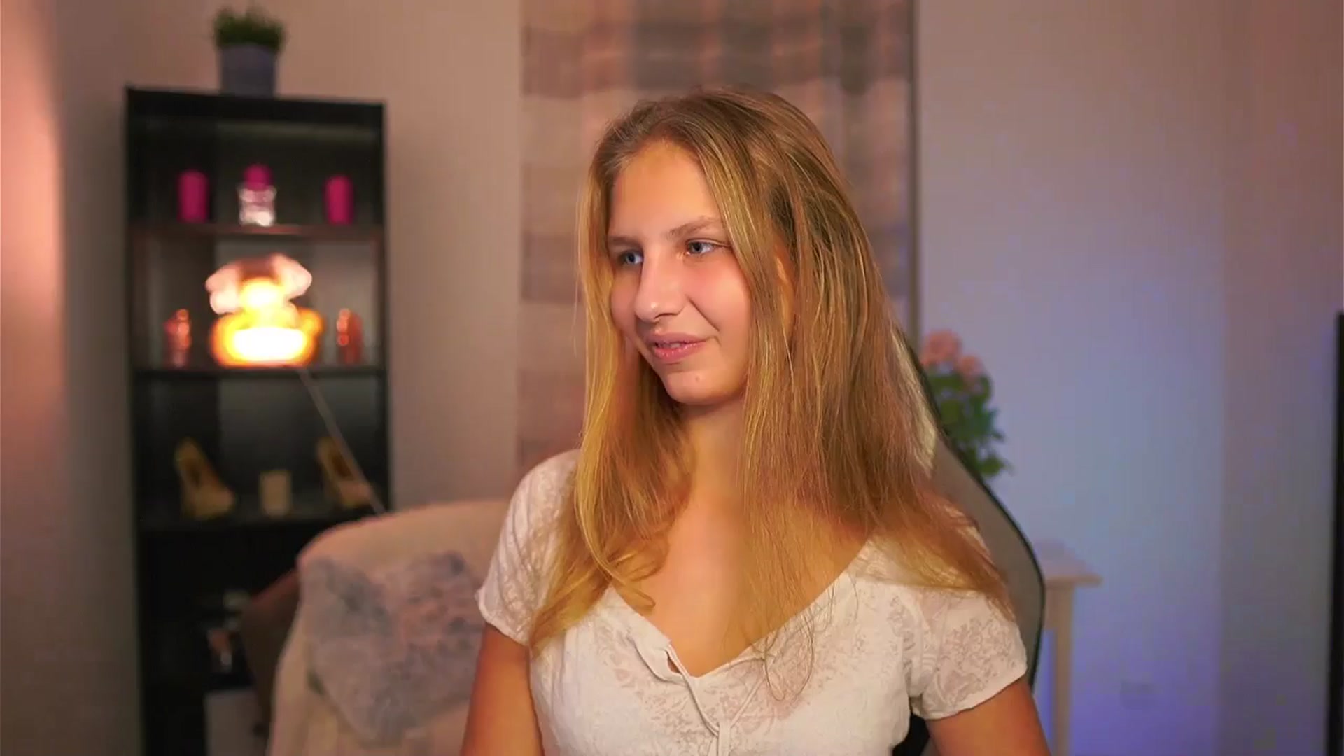 Gallery image thumbnail from Emmie_murray's myfreecams stream on, 11/16/2025, 15:50 image 16 of 20