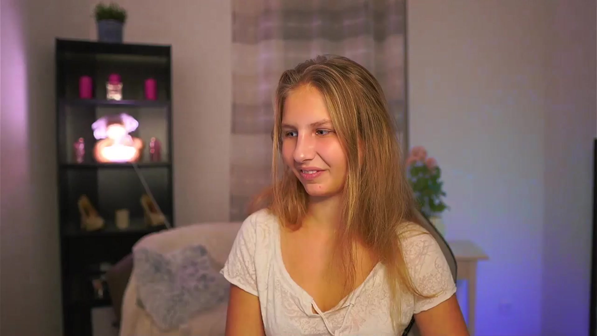 Gallery image thumbnail from Emmie_murray's myfreecams stream on, 11/16/2025, 15:50 image 12 of 20