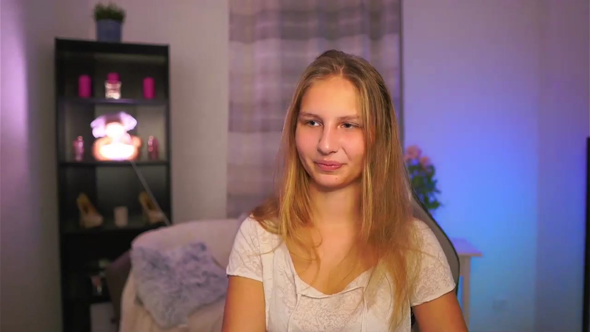 Gallery image thumbnail from Emmie_murray's myfreecams stream on, 11/16/2025, 16:29 image 16 of 20