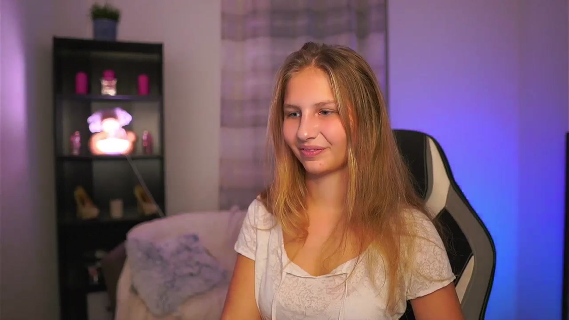 Gallery image thumbnail from Emmie_murray's myfreecams stream on, 11/16/2025, 16:29 image 14 of 20