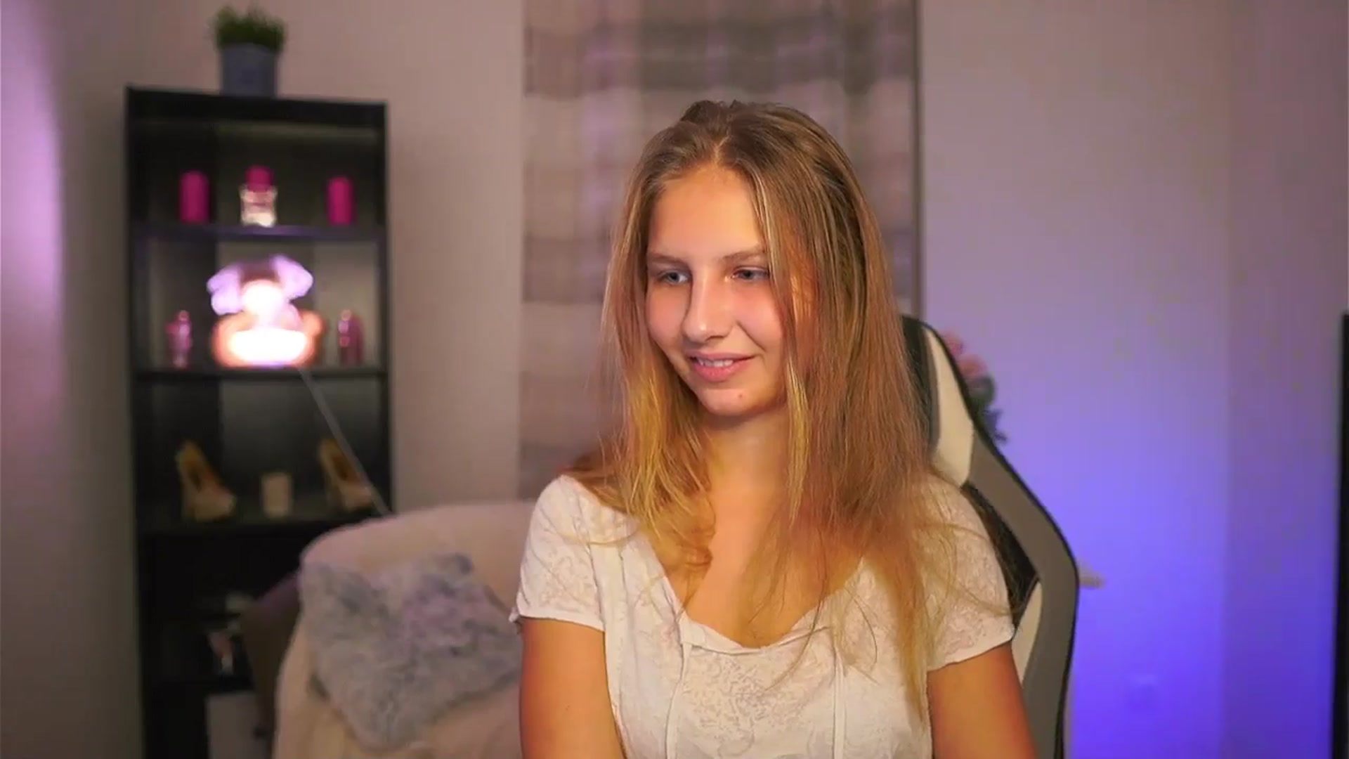 Gallery image thumbnail from Emmie_murray's myfreecams stream on, 11/16/2025, 16:29 image 13 of 20