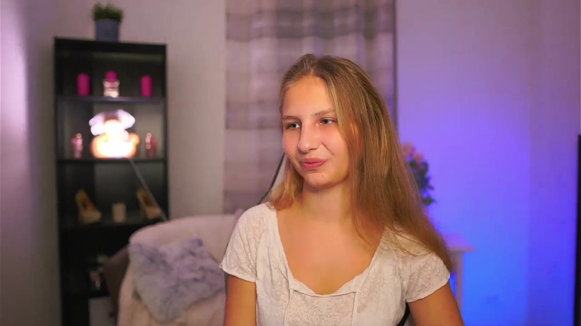 Gallery image thumbnail from Emmie_murray's myfreecams stream on, 11/16/2025, 16:29 image 5 of 20