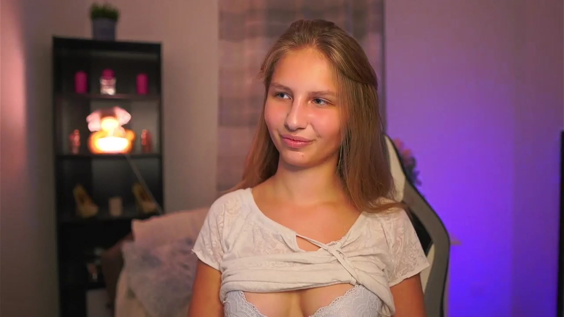 Gallery image thumbnail from Emmie_murray's myfreecams stream on, 11/16/2025, 17:16 image 15 of 20