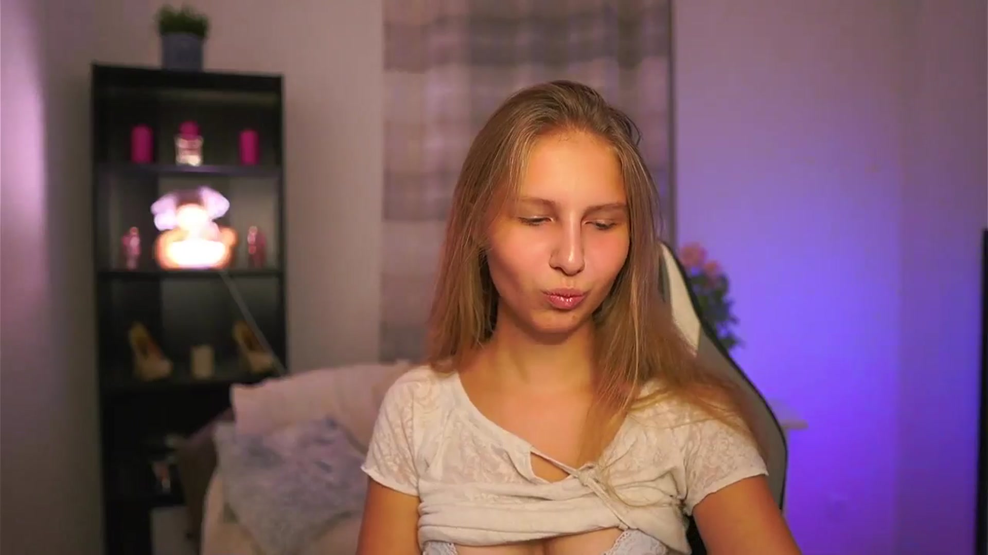Gallery image thumbnail from Emmie_murray's myfreecams stream on, 11/16/2025, 17:16 image 18 of 20