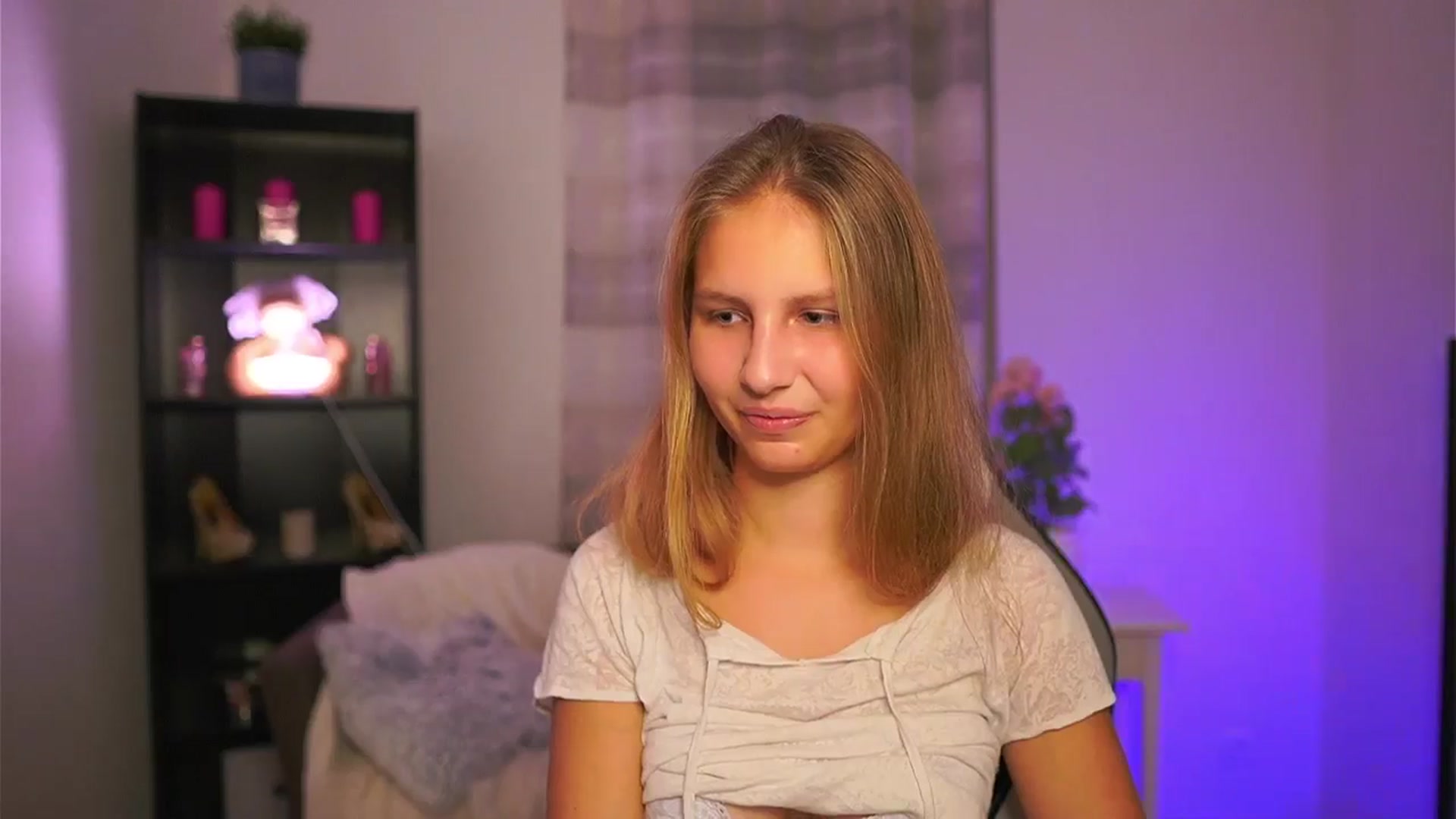 Gallery image thumbnail from Emmie_murray's myfreecams stream on, 11/16/2025, 18:35 image 10 of 20