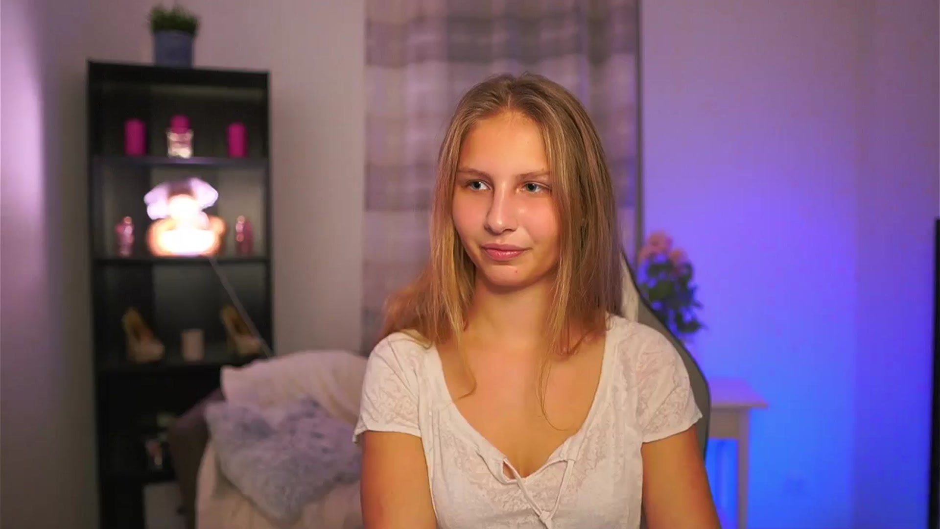 Gallery image thumbnail from Emmie_murray's myfreecams stream on, 11/16/2025, 18:35 image 1 of 20
