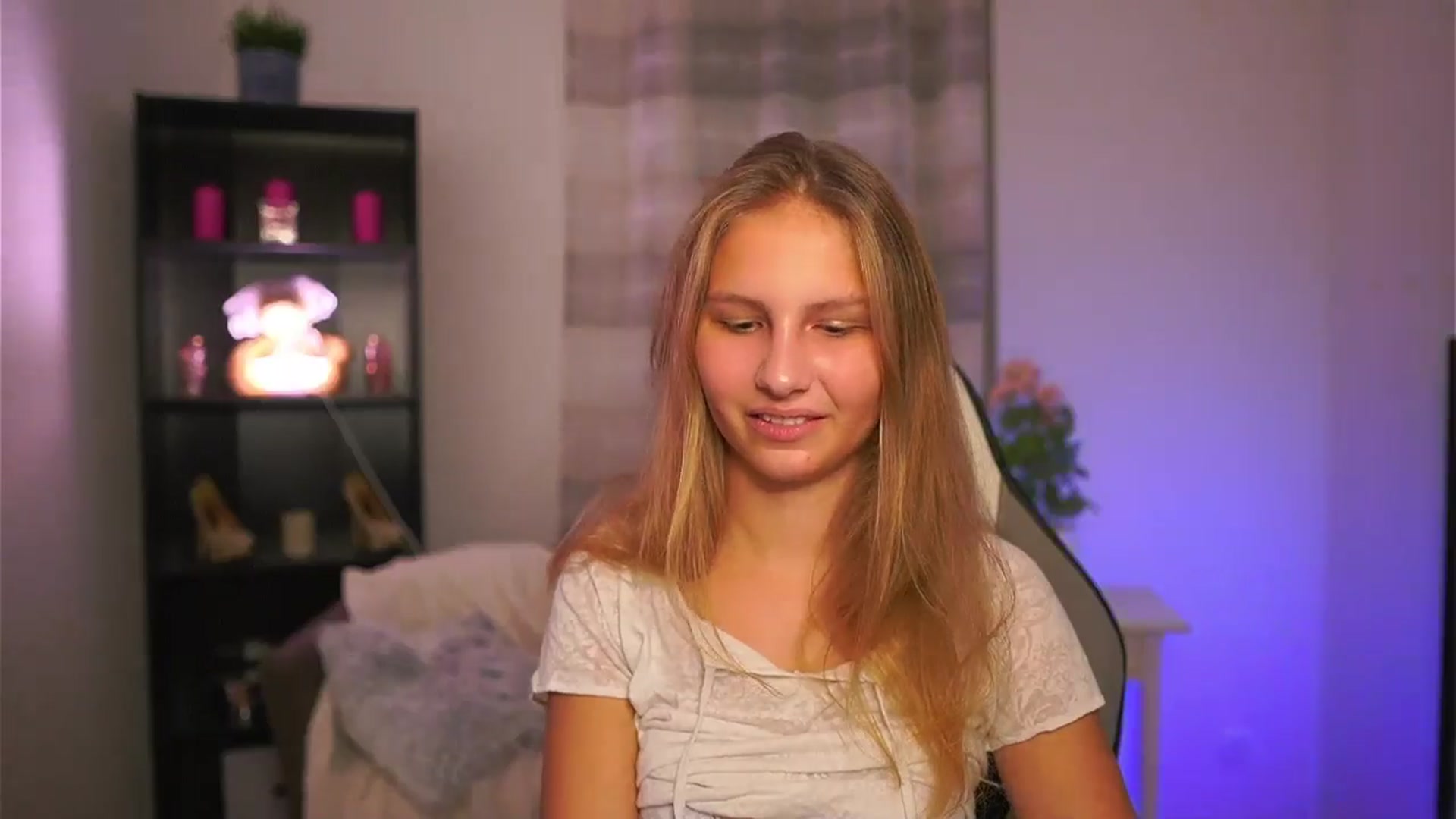 Gallery image thumbnail from Emmie_murray's myfreecams stream on, 11/16/2025, 18:35 image 15 of 20