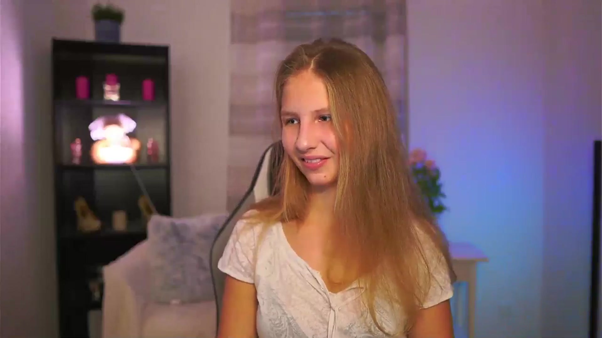 Gallery image thumbnail from Emmie_murray's myfreecams stream on, 11/19/2025, 14:29 image 17 of 20