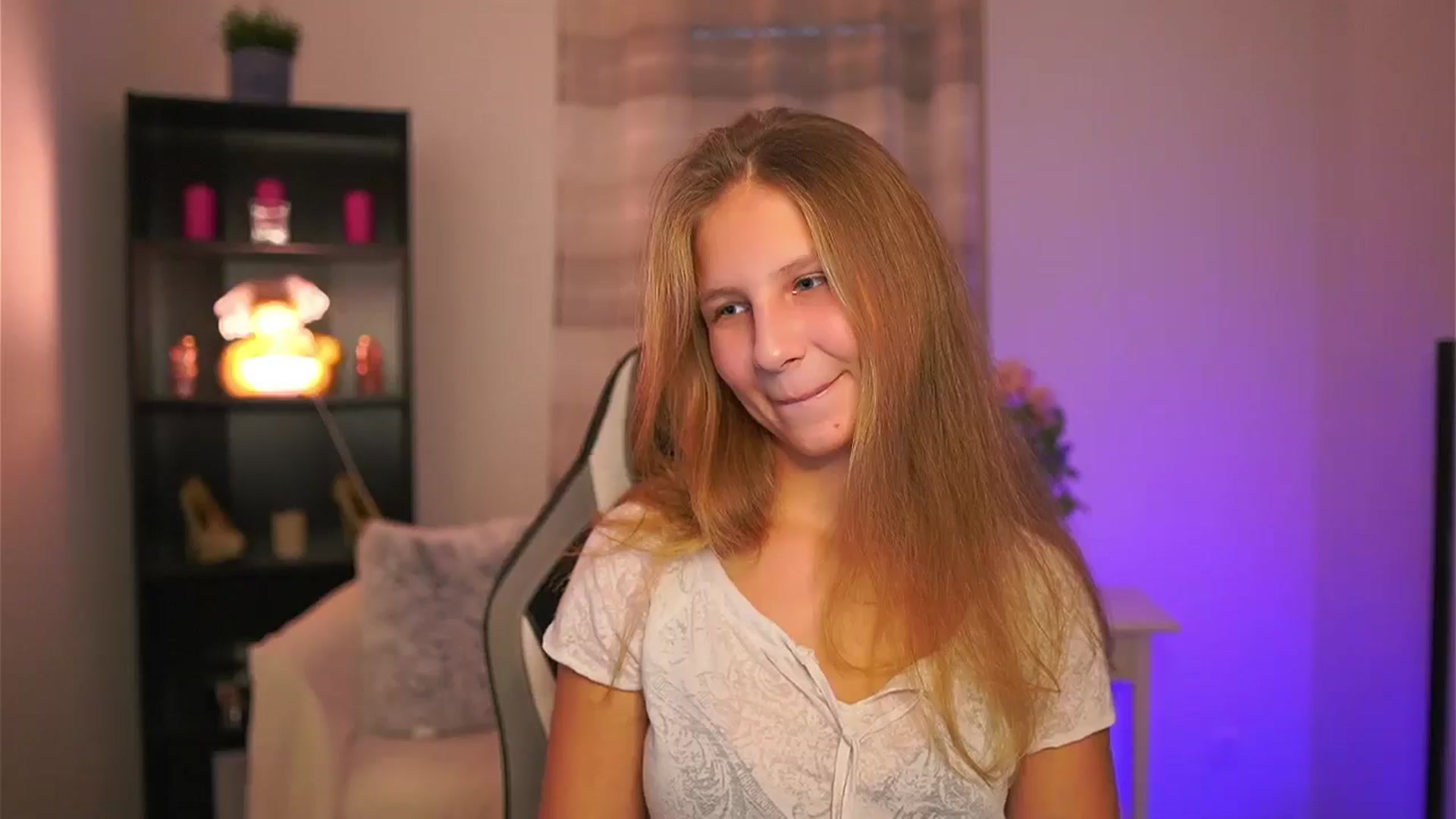 Gallery image thumbnail from Emmie_murray's myfreecams stream on, 11/19/2025, 14:29 image 16 of 20