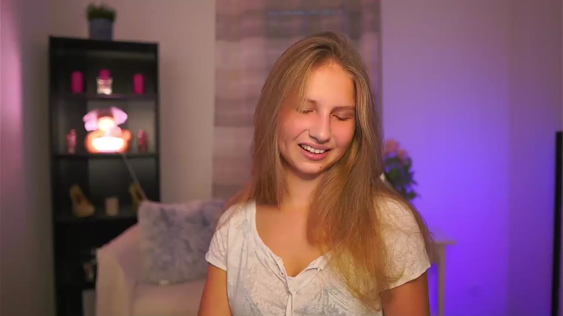 Gallery image thumbnail from Emmie_murray's myfreecams stream on, 11/19/2025, 14:29 image 12 of 20