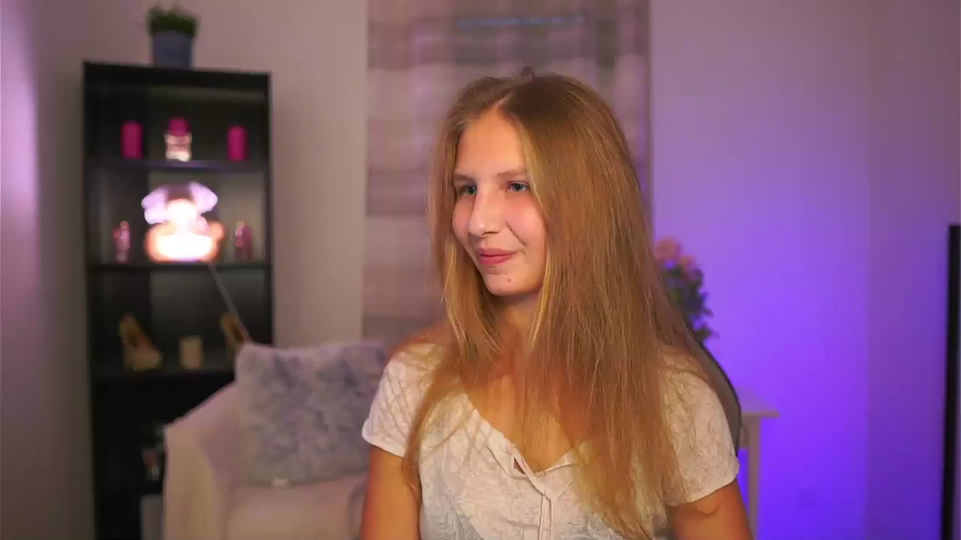 Gallery image thumbnail from Emmie_murray's myfreecams stream on, 11/19/2025, 14:29 image 2 of 20