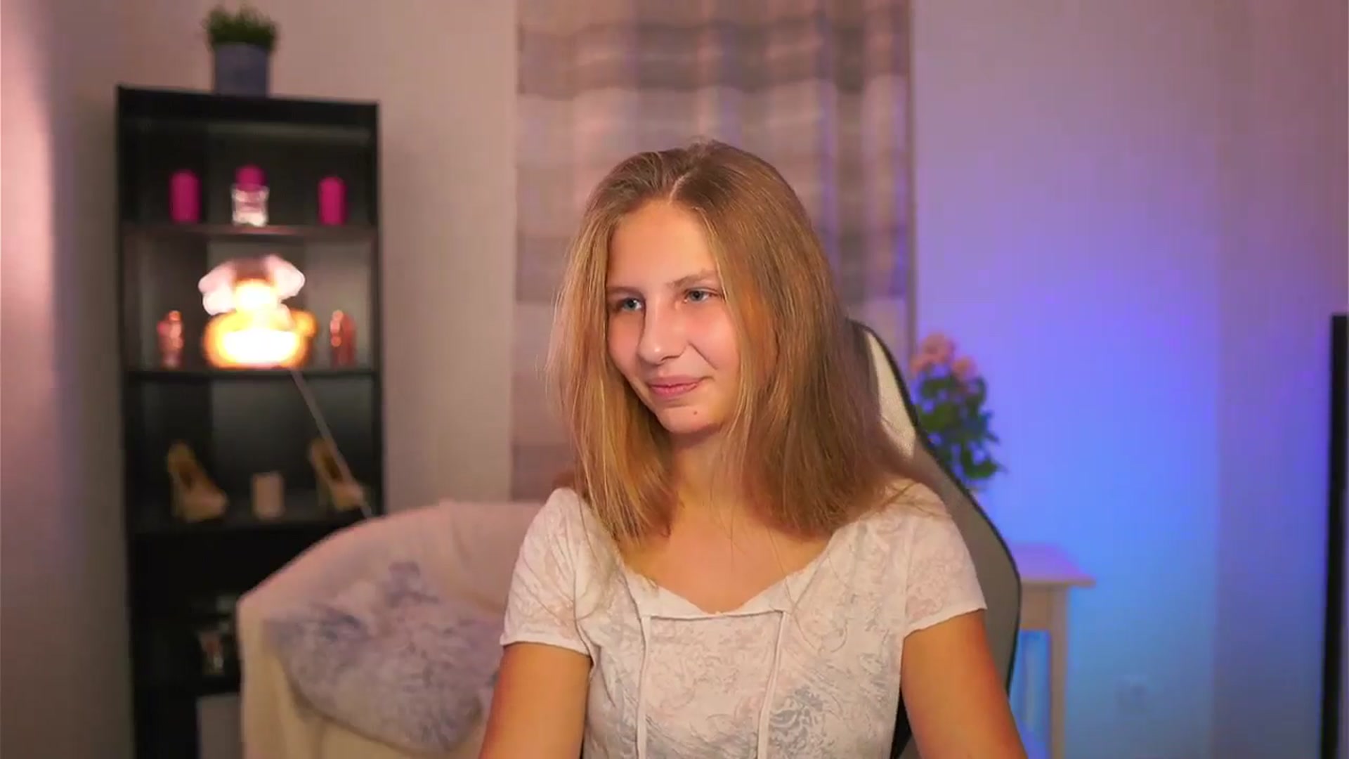 Gallery image thumbnail from Emmie_murray's myfreecams stream on, 11/19/2025, 16:32 image 5 of 20