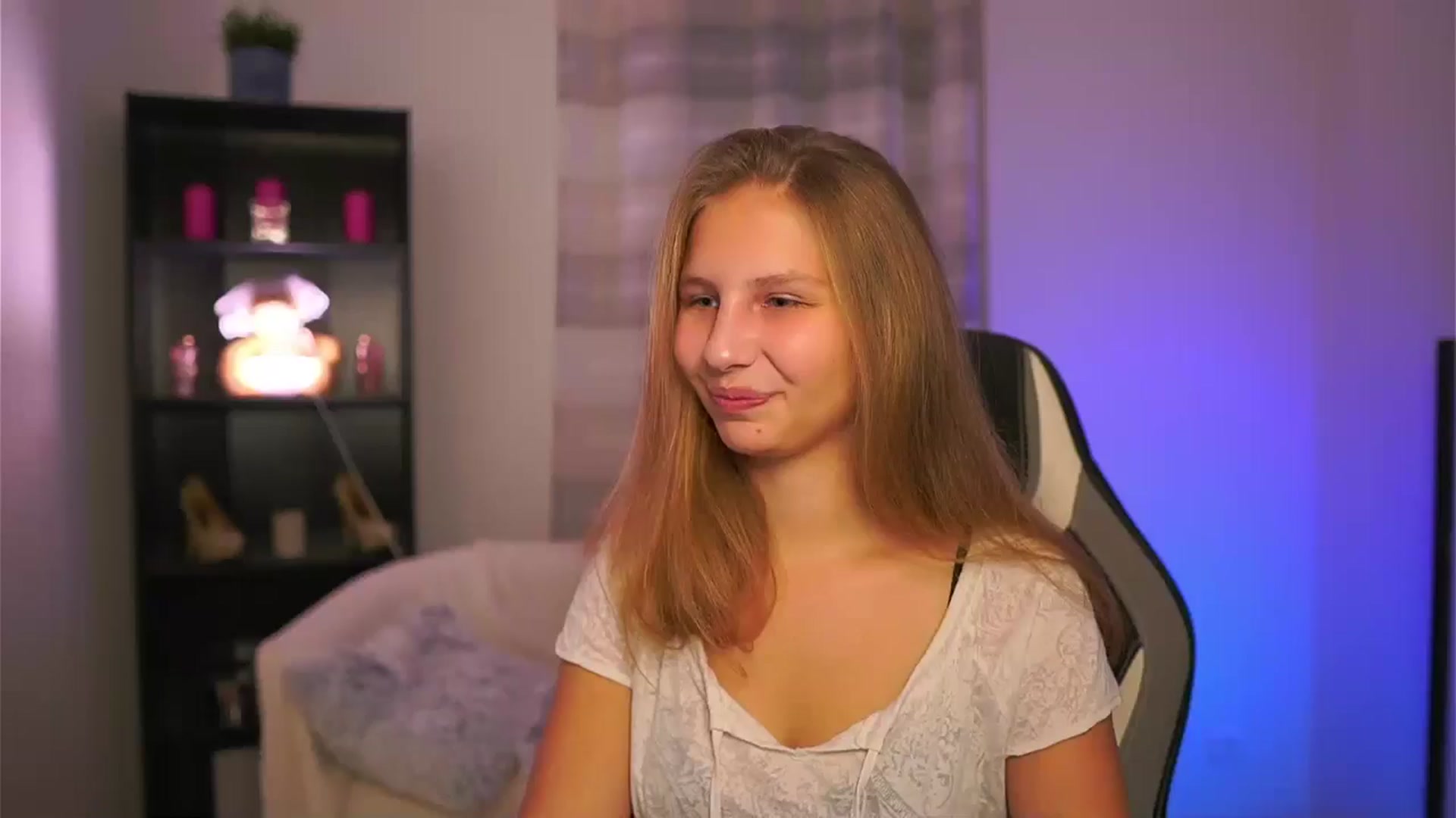 Gallery image thumbnail from Emmie_murray's myfreecams stream on, 11/19/2025, 16:32 image 1 of 20