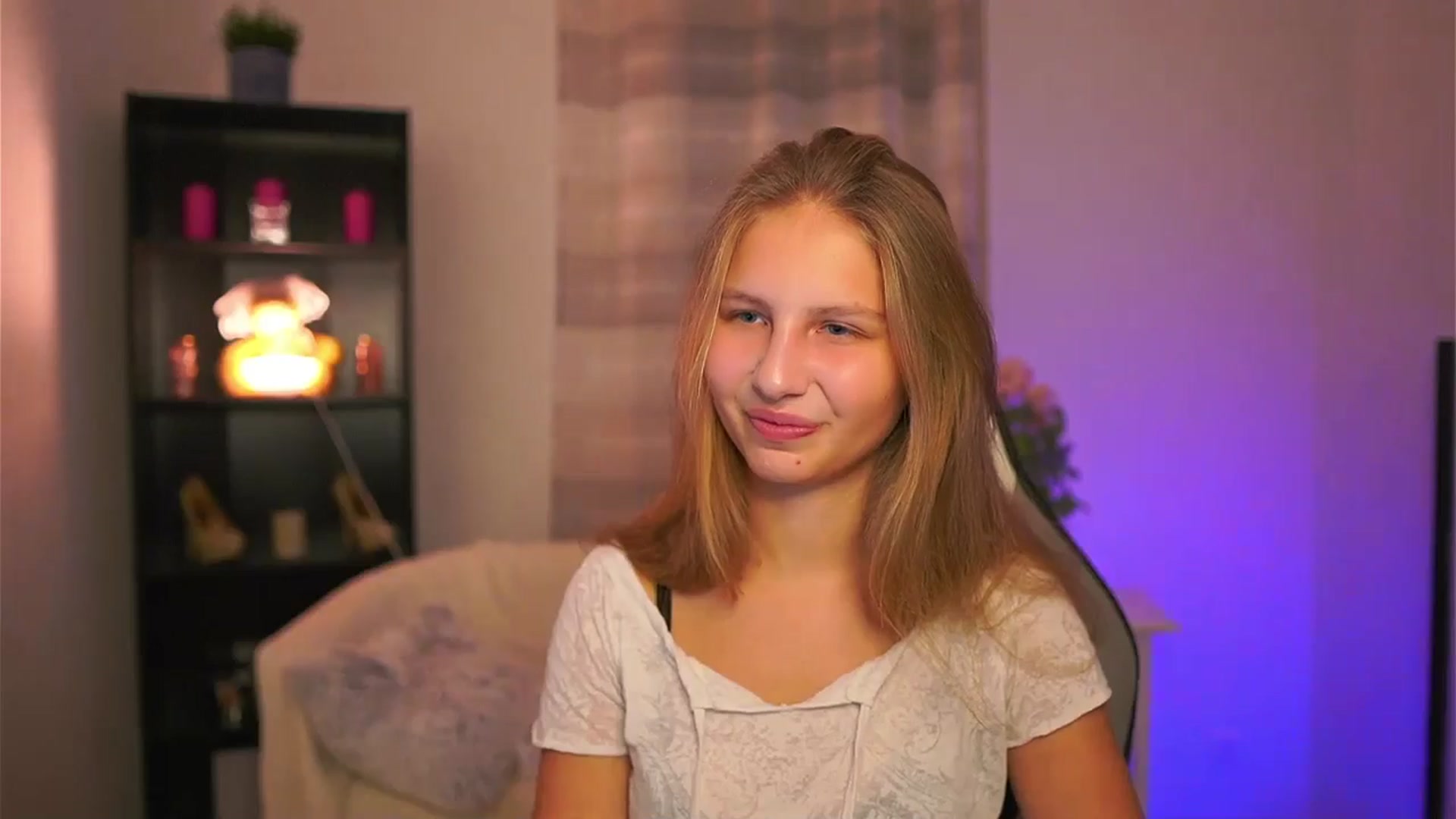 Gallery image thumbnail from Emmie_murray's myfreecams stream on, 11/19/2025, 16:32 image 6 of 20