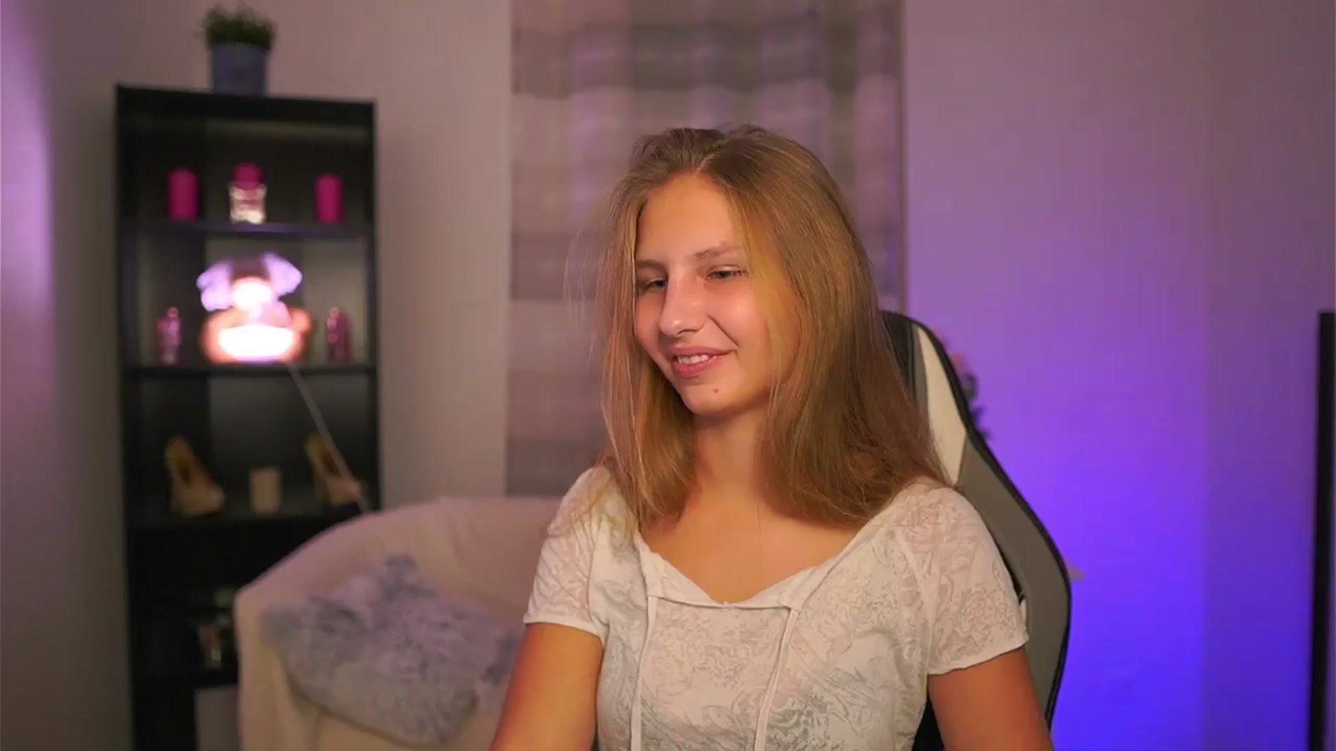Gallery image thumbnail from Emmie_murray's myfreecams stream on, 11/19/2025, 16:32 image 4 of 20