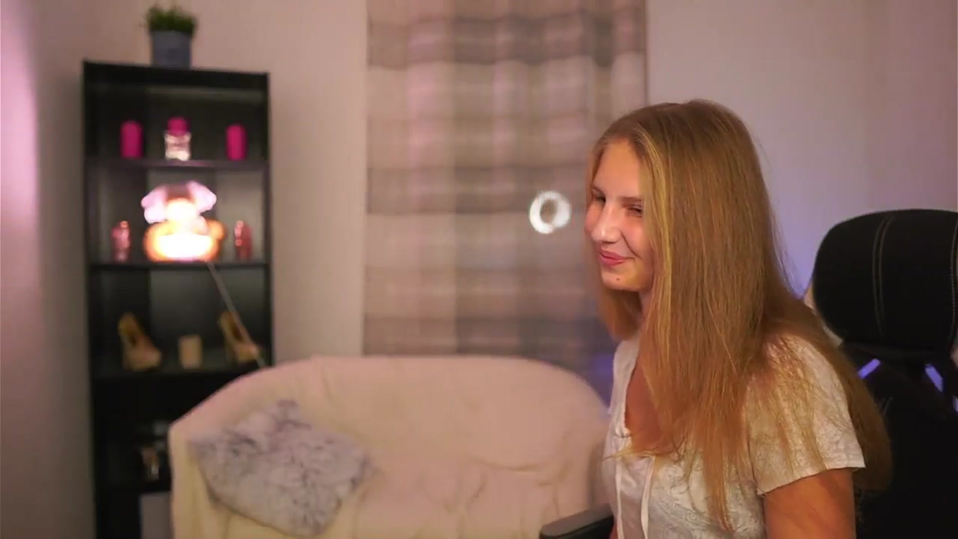 Gallery image thumbnail from Emmie_murray's myfreecams stream on, 11/19/2025, 17:51 image 2 of 20