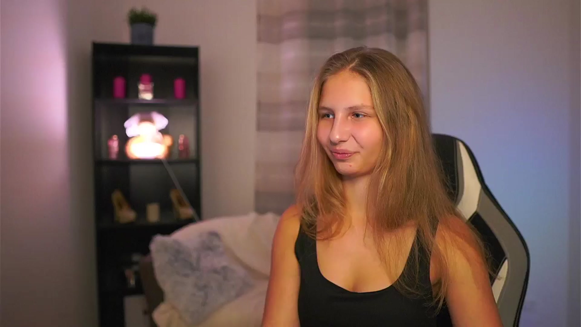 Gallery image thumbnail from Emmie_murray's myfreecams stream on, 11/20/2025, 16:36 image 7 of 20