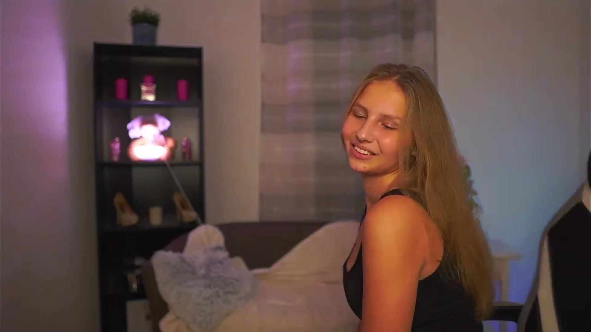 Gallery image thumbnail from Emmie_murray's myfreecams stream on, 11/20/2025, 18:01 image 13 of 20