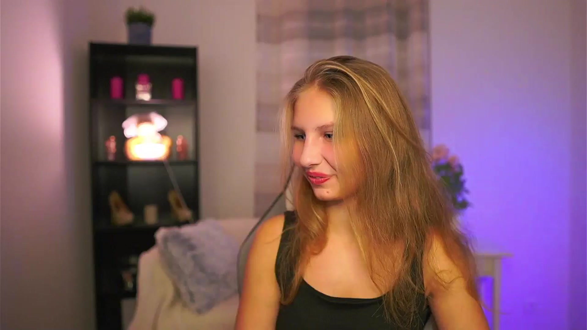 Gallery image thumbnail from Emmie_murray's myfreecams stream on, 11/21/2025, 21:30 image 4 of 20