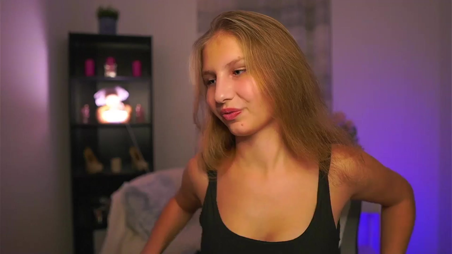 Gallery image thumbnail from Emmie_murray's myfreecams stream on, 11/21/2025, 22:04 image 10 of 20