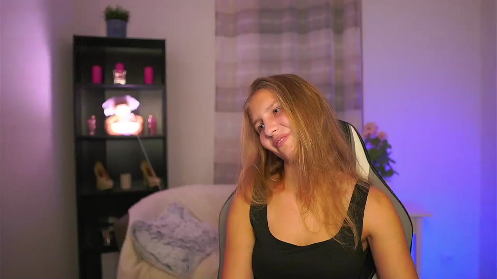 Gallery image thumbnail from Emmie_murray's myfreecams stream on, 11/22/2025, 16:48 image 5 of 20
