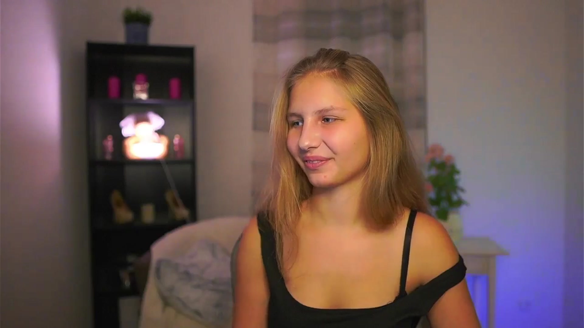 Gallery image thumbnail from Emmie_murray's myfreecams stream on, 11/22/2025, 17:15 image 17 of 20