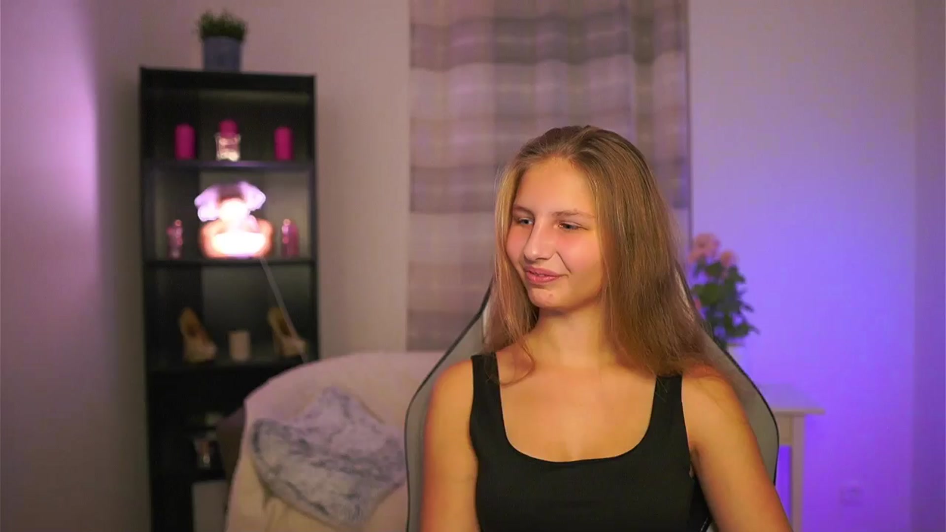 Gallery image thumbnail from Emmie_murray's myfreecams stream on, 11/22/2025, 17:15 image 3 of 20