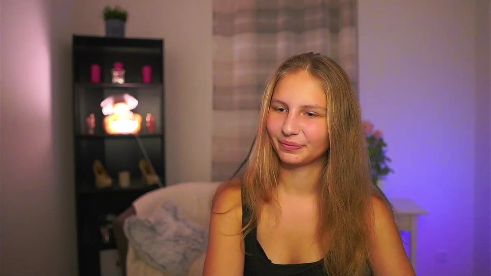 Gallery image thumbnail from Emmie_murray's myfreecams stream on, 11/22/2025, 18:54 image 16 of 20
