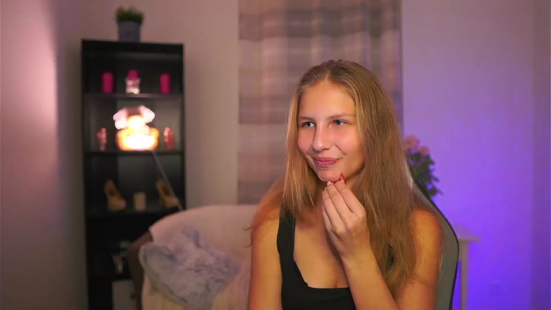 Gallery image thumbnail from Emmie_murray's myfreecams stream on, 11/22/2025, 18:54 image 13 of 20
