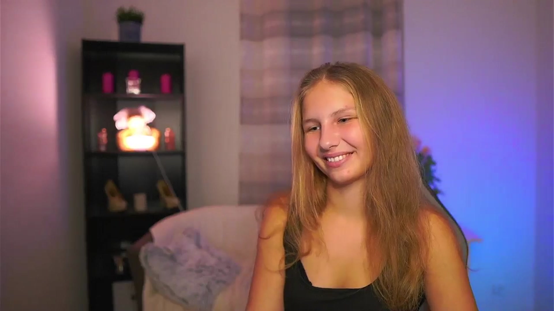 Gallery image thumbnail from Emmie_murray's myfreecams stream on, 11/22/2025, 18:54 image 17 of 20
