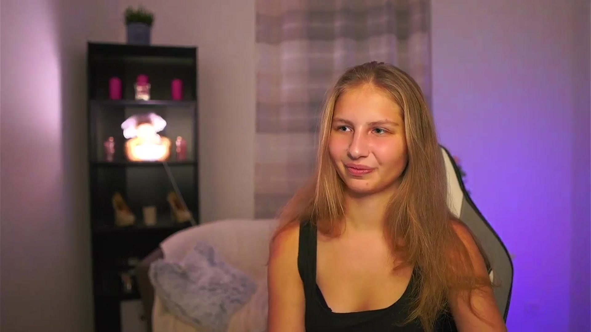 Gallery image thumbnail from Emmie_murray's myfreecams stream on, 11/22/2025, 18:54 image 10 of 20