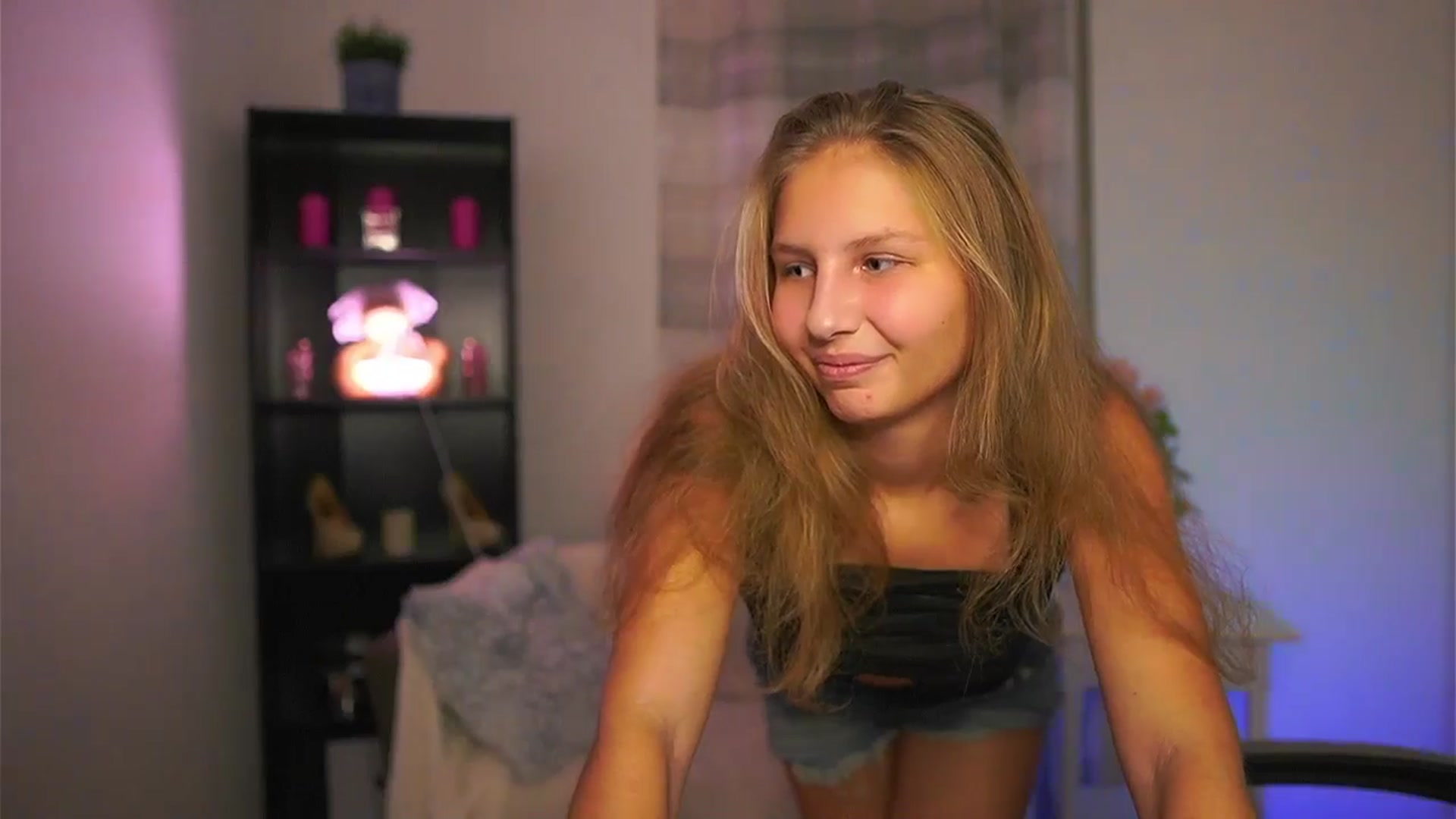 Gallery image thumbnail from Emmie_murray's myfreecams stream on, 11/23/2025, 17:42 image 5 of 20