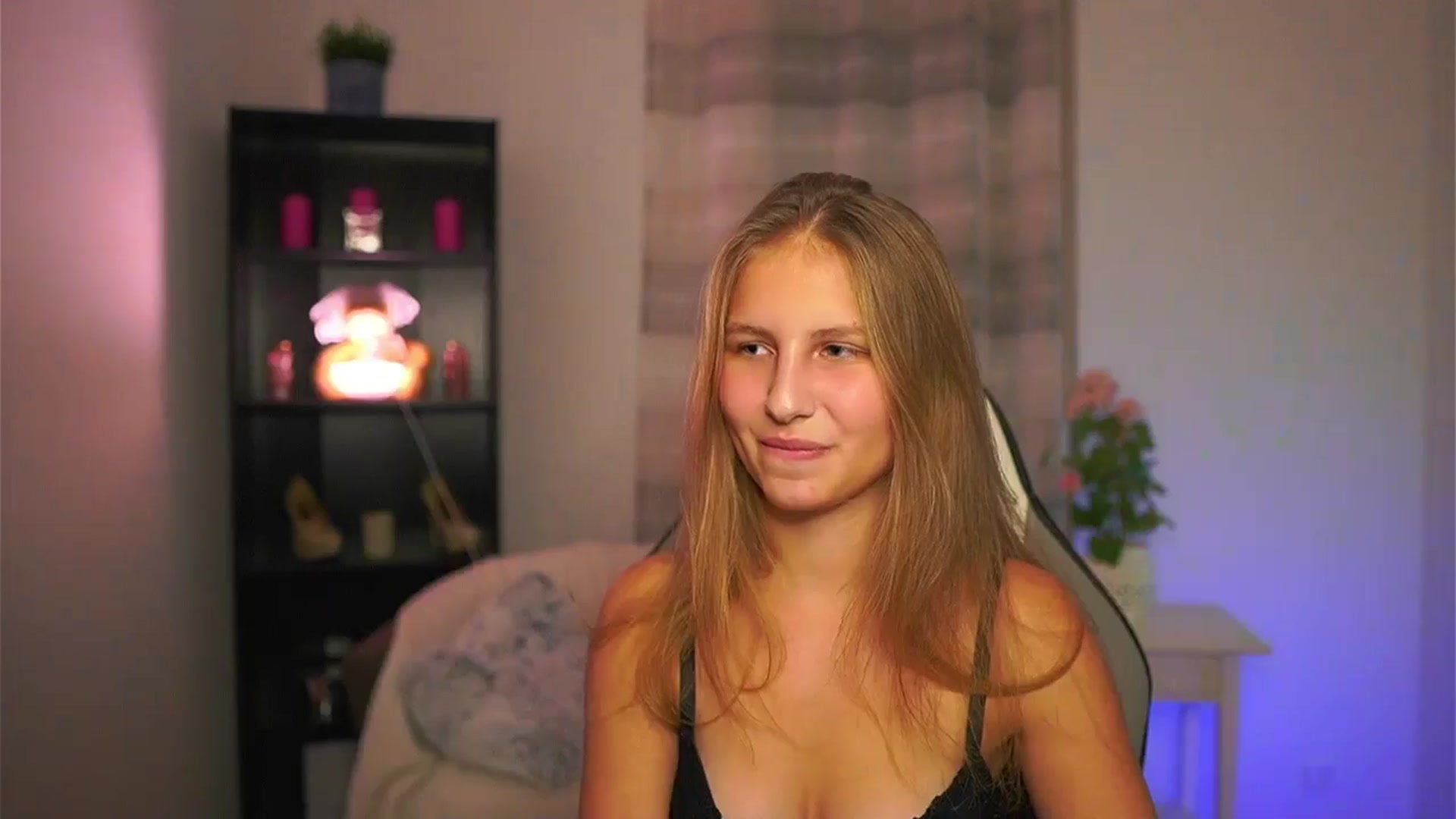 Gallery image thumbnail from Emmie_murray's myfreecams stream on, 11/27/2025, 18:10 image 13 of 20