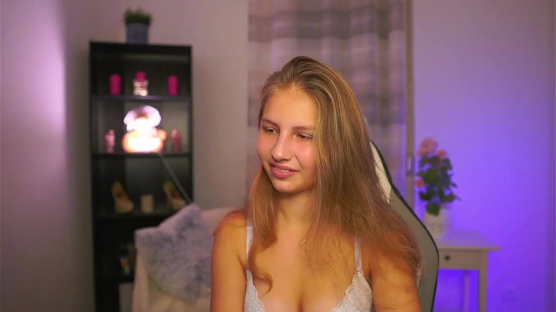Gallery image thumbnail from Emmie_murray's myfreecams stream on, 12/06/2025, 15:47 image 16 of 20