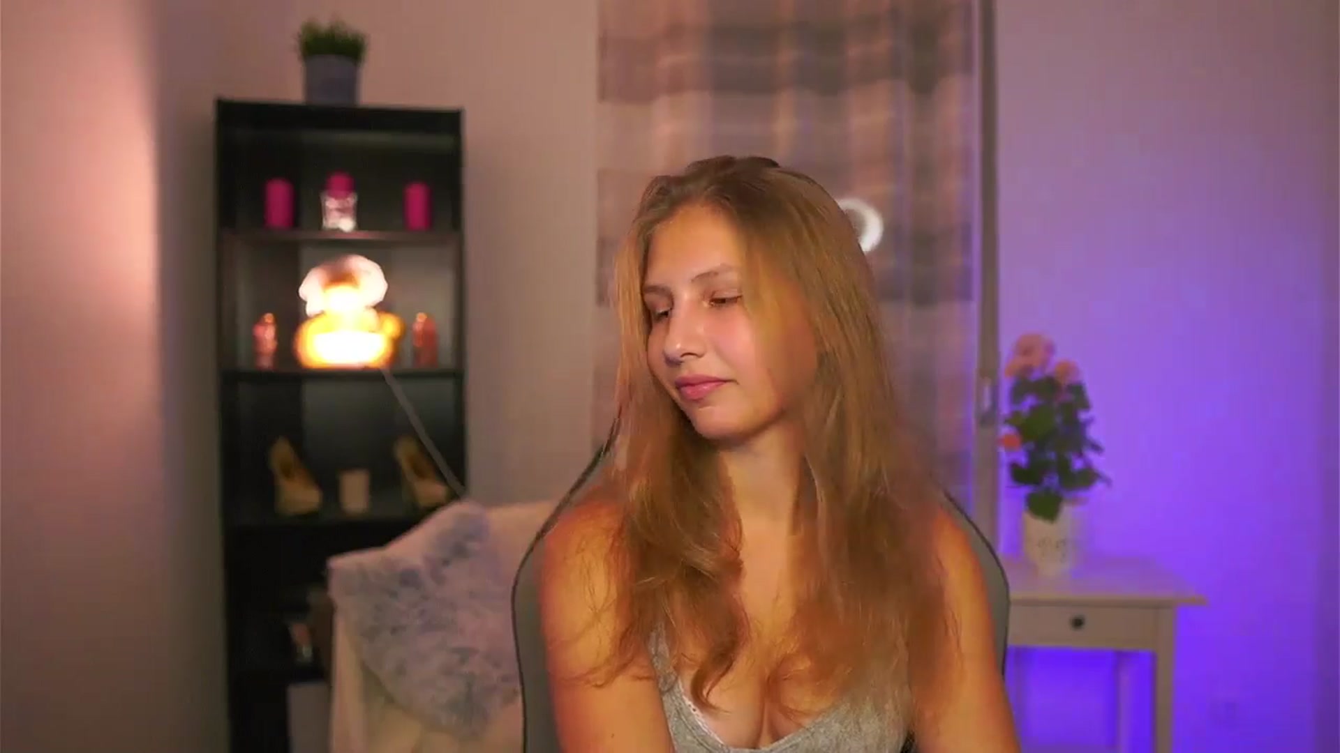 Gallery image thumbnail from Emmie_murray's myfreecams stream on, 12/06/2025, 19:14 image 8 of 20