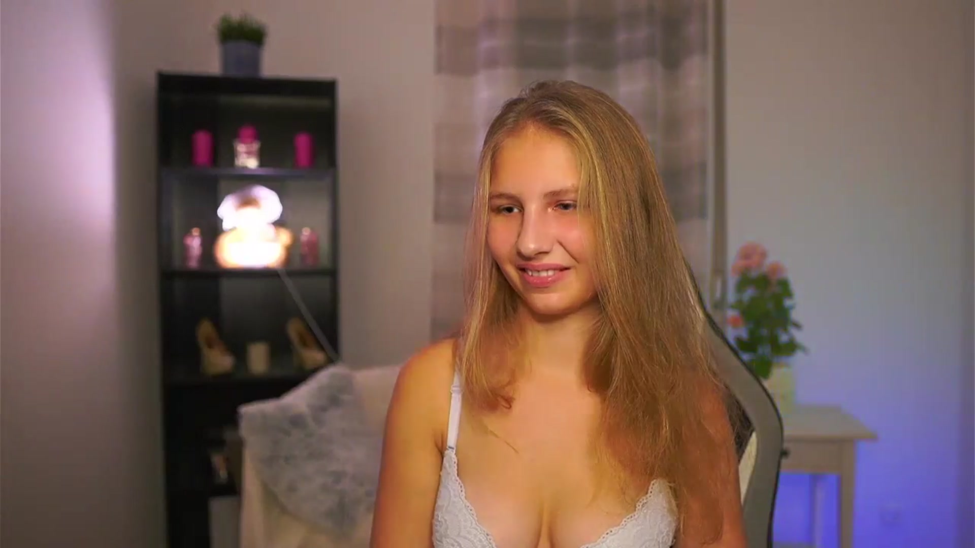 Gallery image thumbnail from Emmie_murray's myfreecams stream on, 12/06/2025, 21:13 image 13 of 20