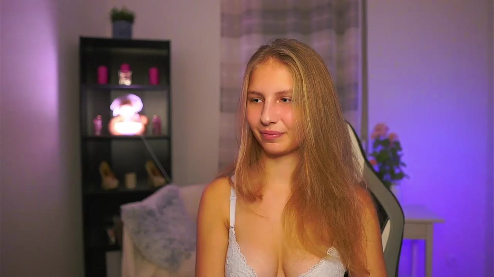 Gallery image thumbnail from Emmie_murray's myfreecams stream on, 12/06/2025, 21:13 image 11 of 20