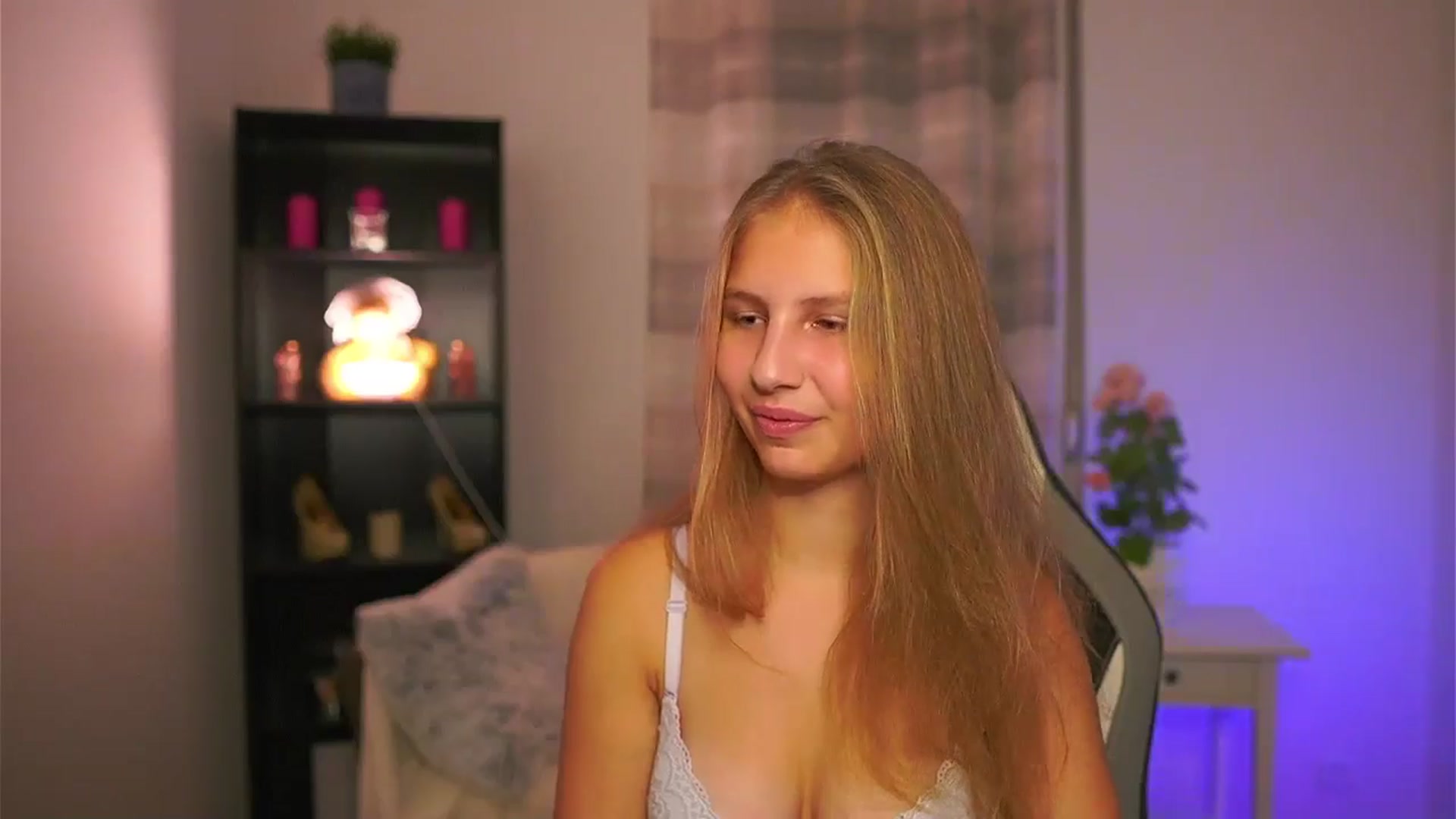 Gallery image thumbnail from Emmie_murray's myfreecams stream on, 12/06/2025, 21:13 image 12 of 20
