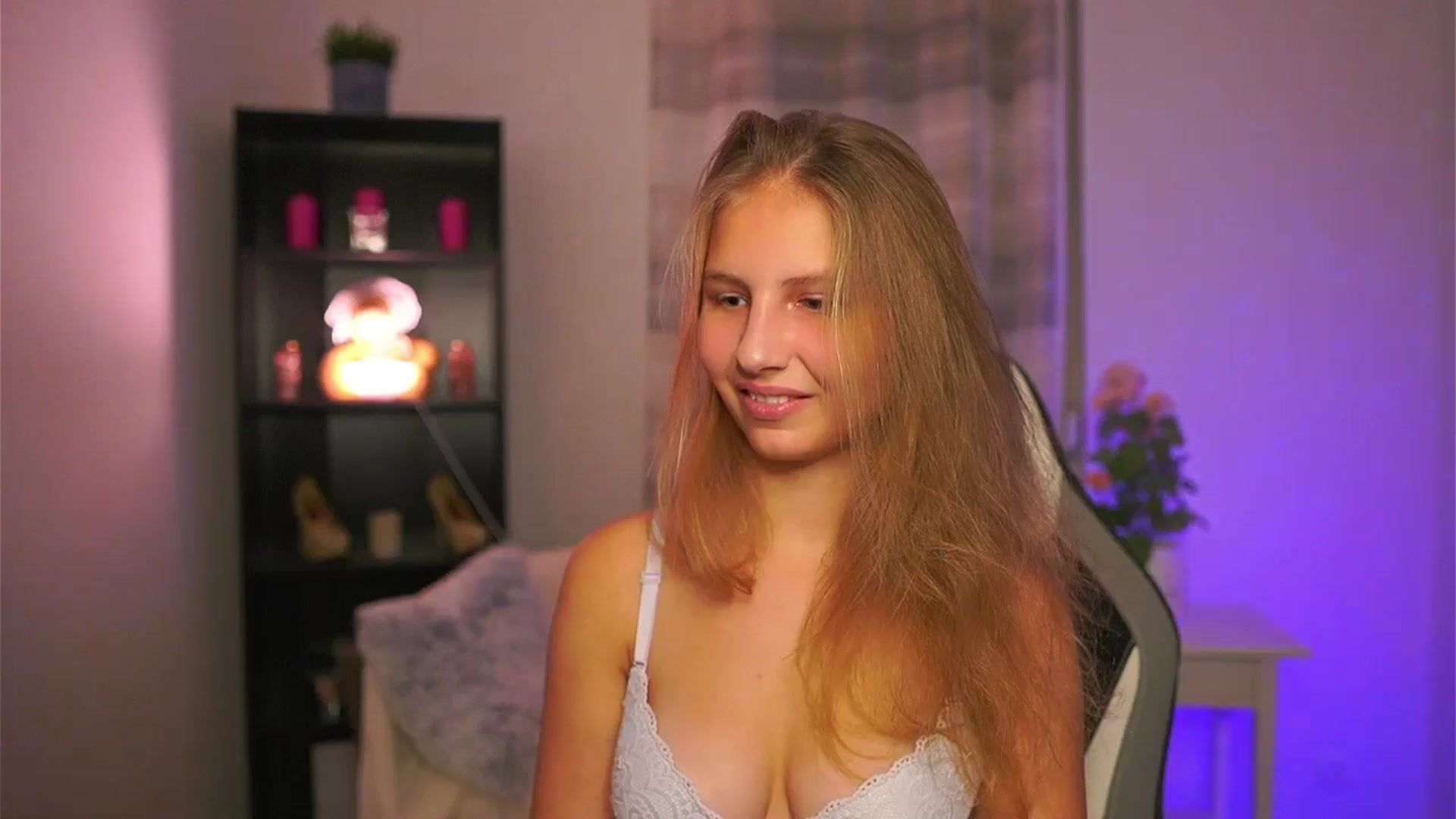 Gallery image thumbnail from Emmie_murray's myfreecams stream on, 12/06/2025, 21:13 image 17 of 20