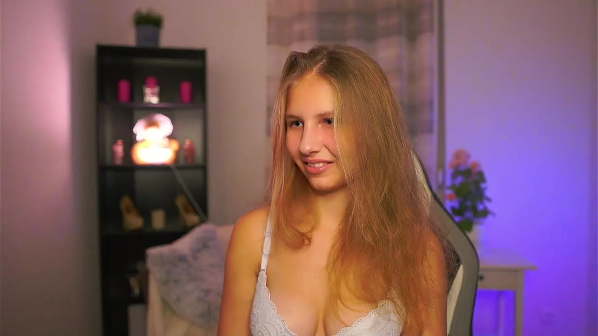 Gallery image thumbnail from Emmie_murray's myfreecams stream on, 12/06/2025, 21:13 image 18 of 20