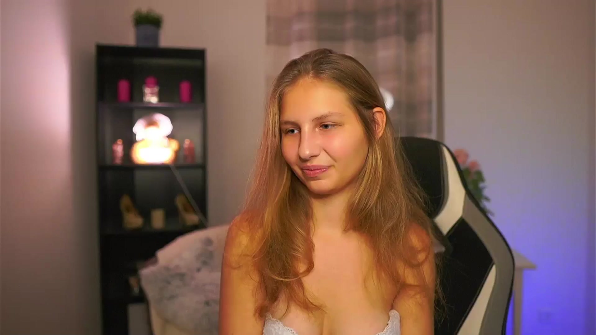 Gallery image thumbnail from Emmie_murray's myfreecams stream on, 12/06/2025, 23:48 image 13 of 20