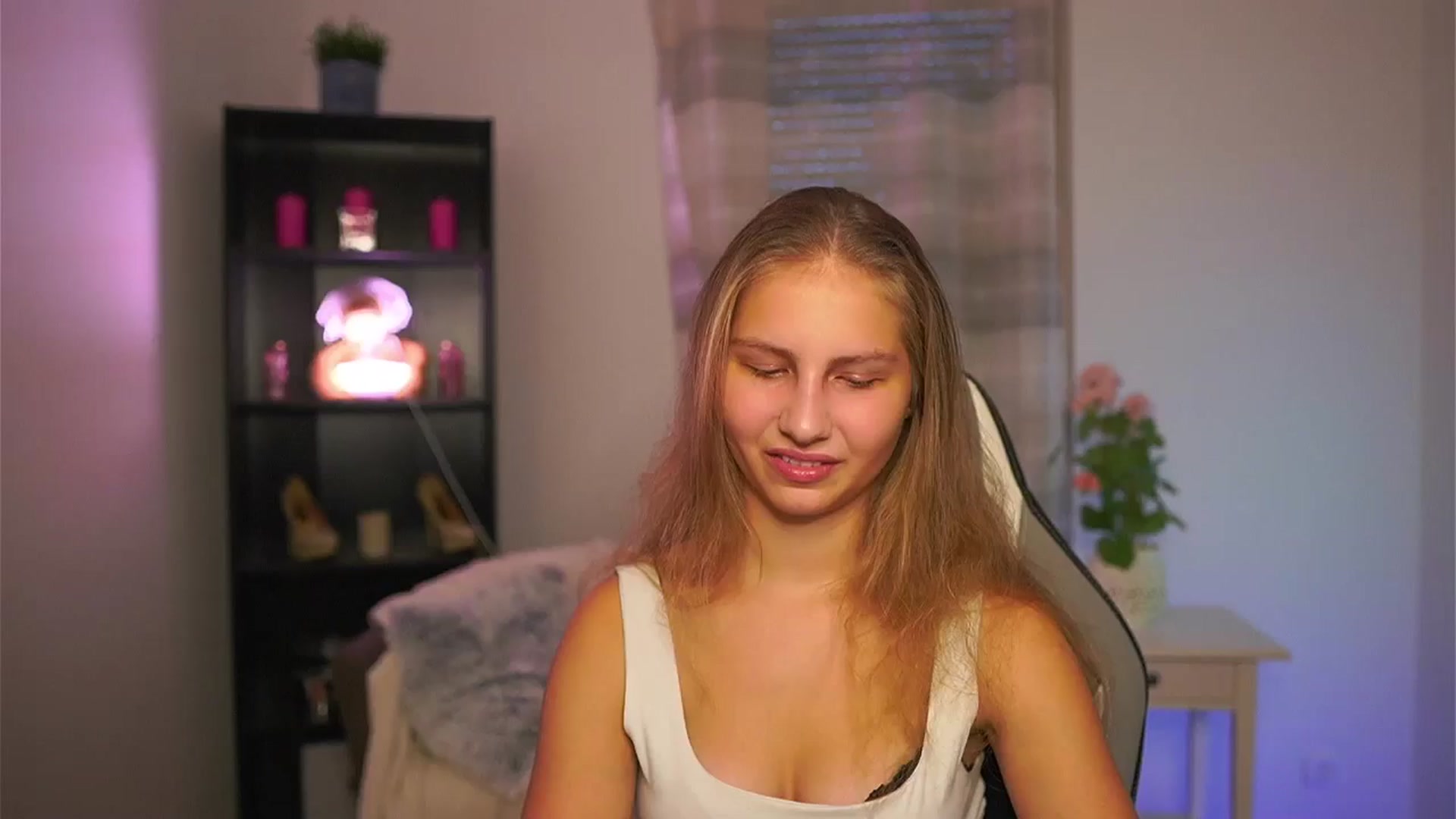 Gallery image thumbnail from Emmie_murray's myfreecams stream on, 12/10/2025, 15:29 image 1 of 20