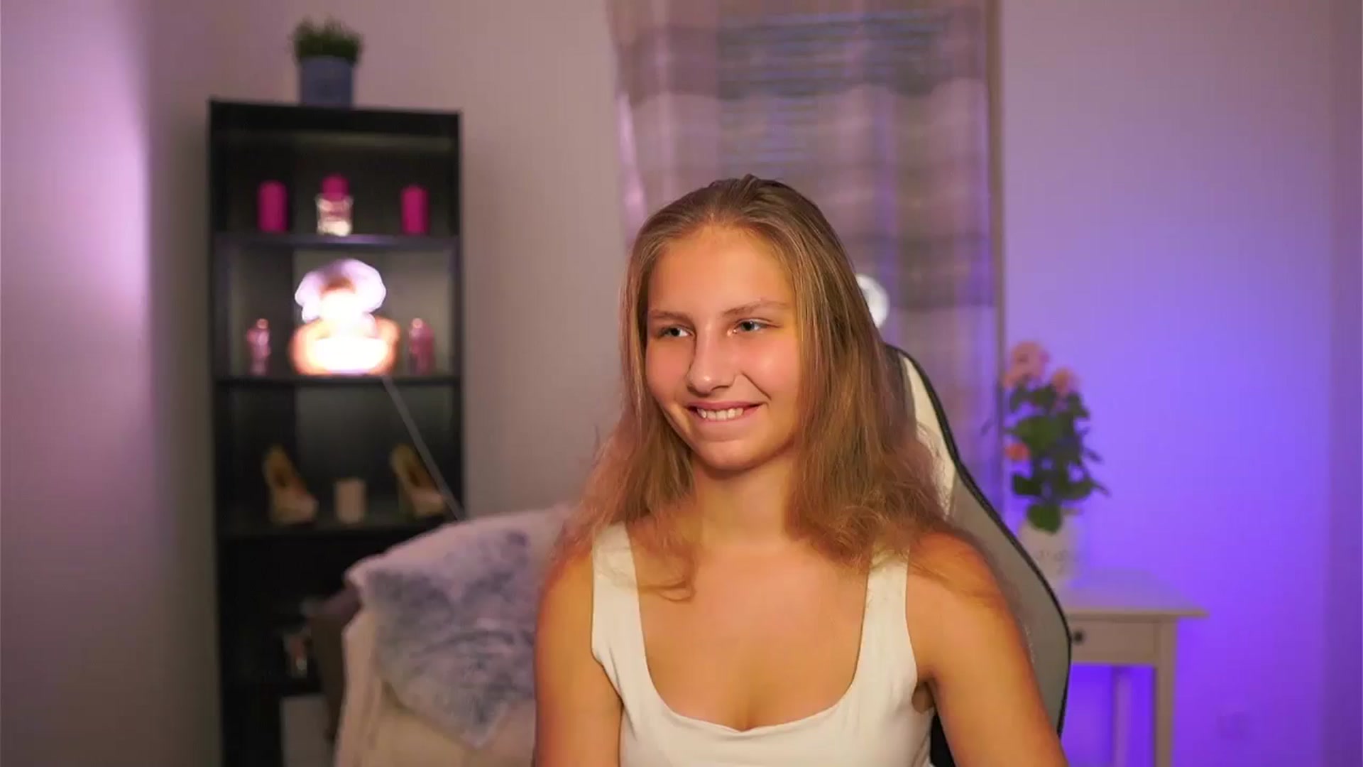 Gallery image thumbnail from Emmie_murray's myfreecams stream on, 12/10/2025, 15:29 image 5 of 20