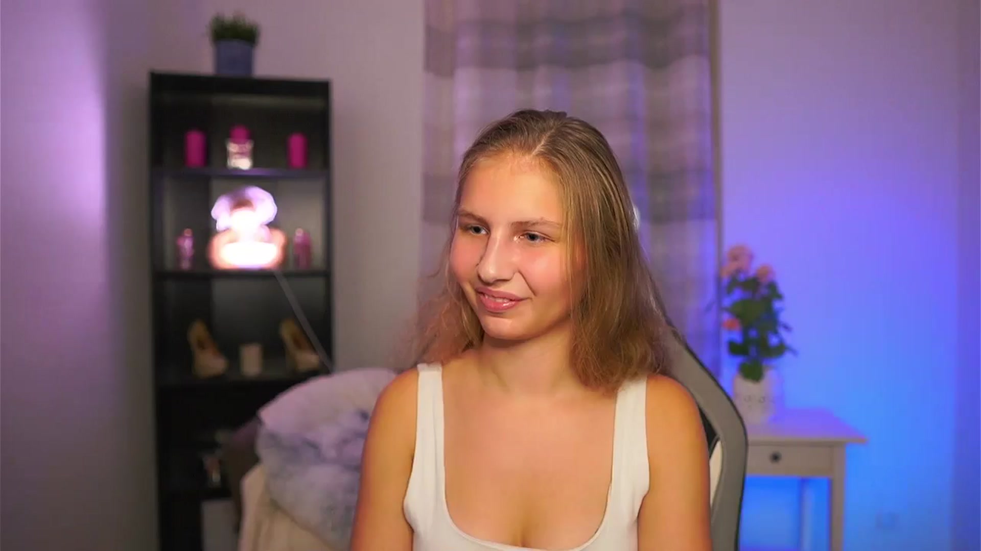 Gallery image thumbnail from Emmie_murray's myfreecams stream on, 12/10/2025, 18:59 image 18 of 20