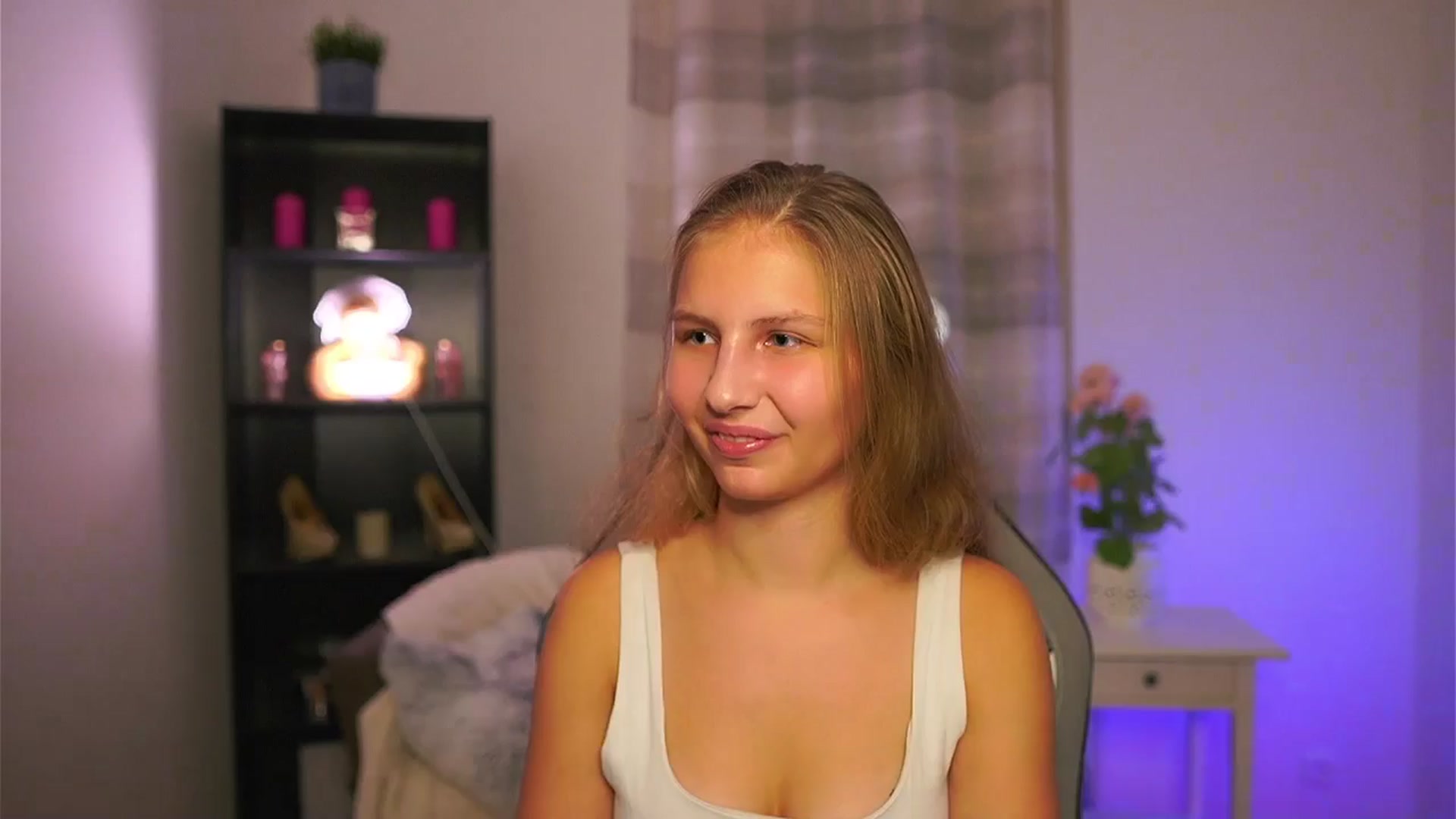 Gallery image thumbnail from Emmie_murray's myfreecams stream on, 12/10/2025, 18:59 image 17 of 20