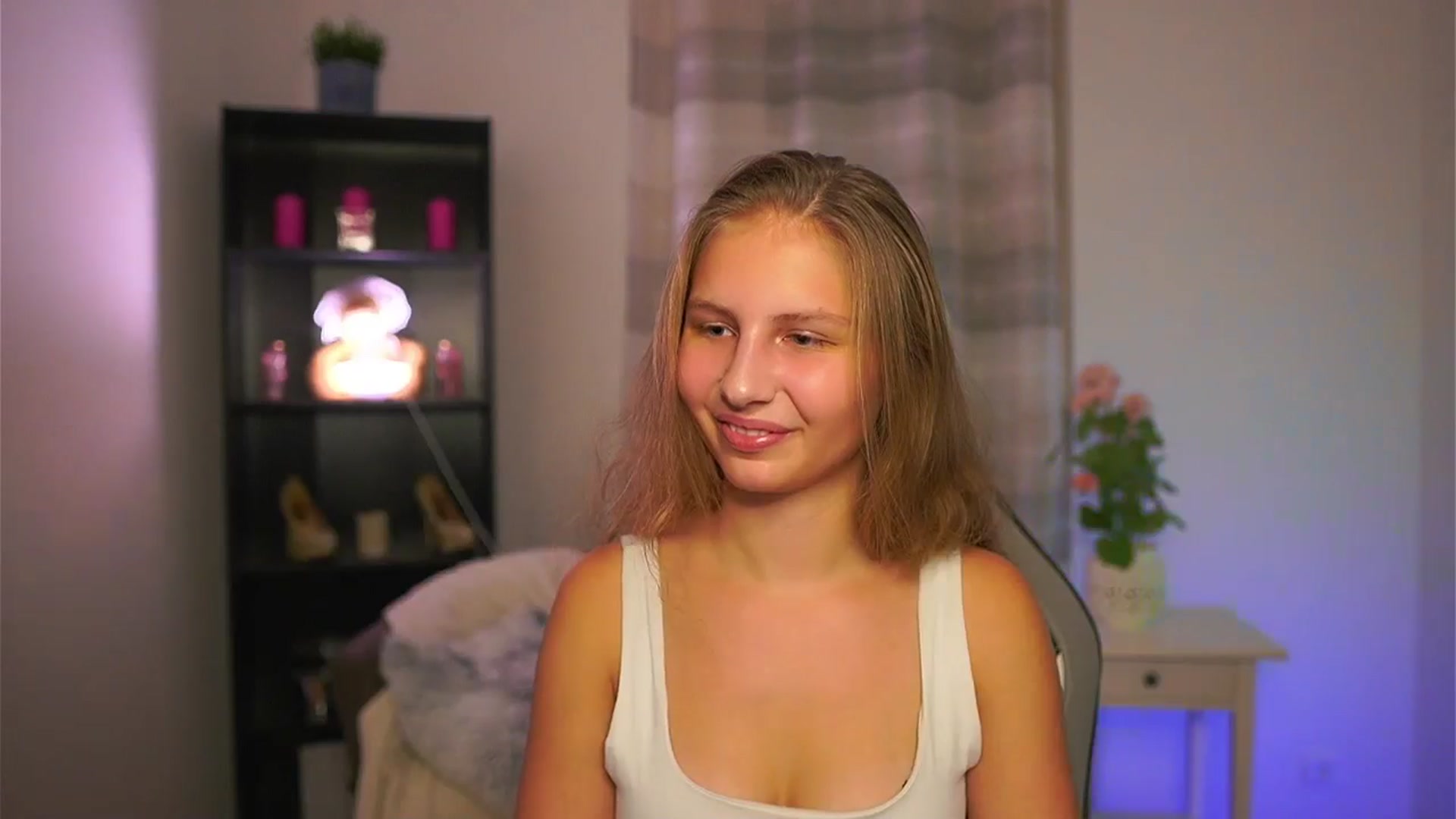Gallery image thumbnail from Emmie_murray's myfreecams stream on, 12/10/2025, 18:59 image 14 of 20