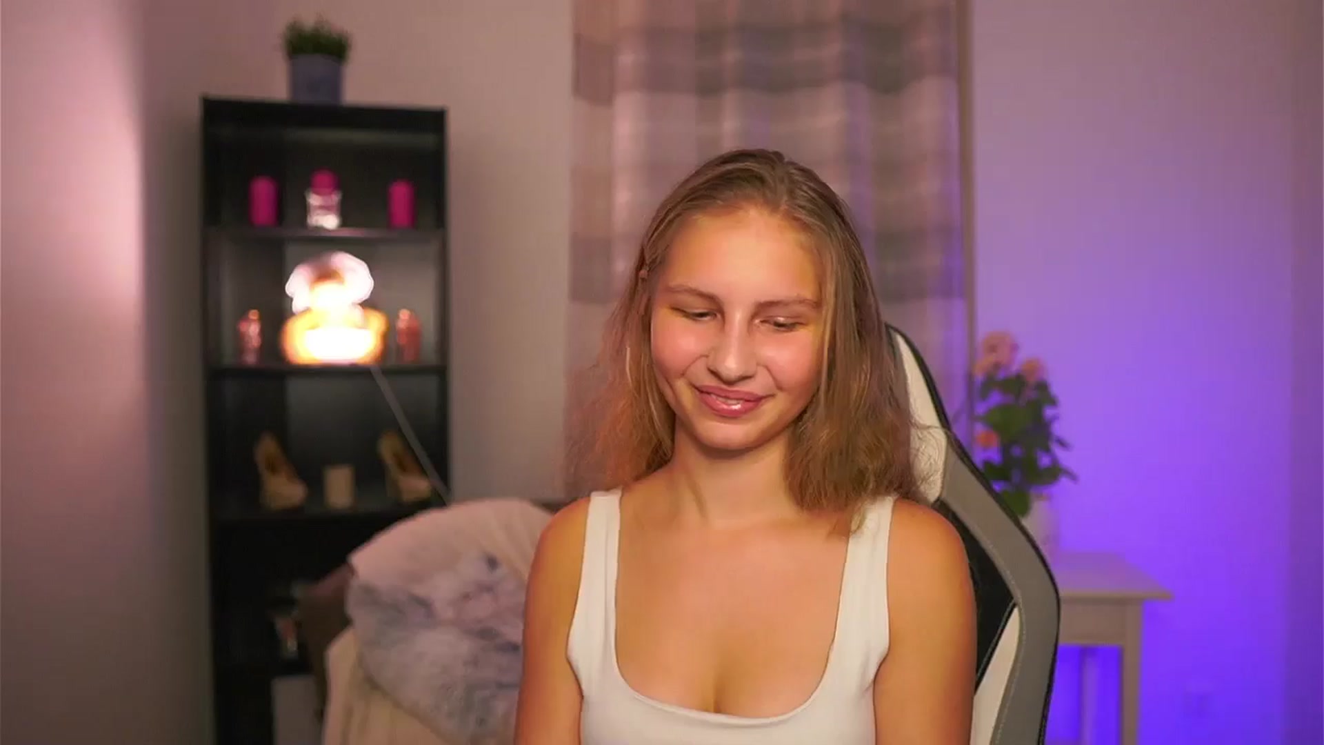 Gallery image thumbnail from Emmie_murray's myfreecams stream on, 12/10/2025, 18:59 image 19 of 20
